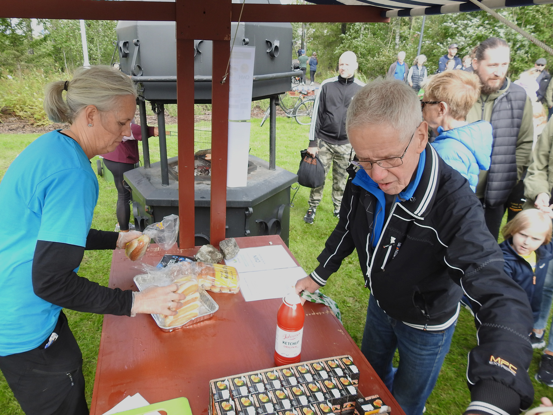 Charlotte Reinholdt, från Luleå kommun hade fullt upp vid grillarna. Entreprenören på Kronanområdet CWN bjöd på 600 korvar serverades till hungriga besökare.