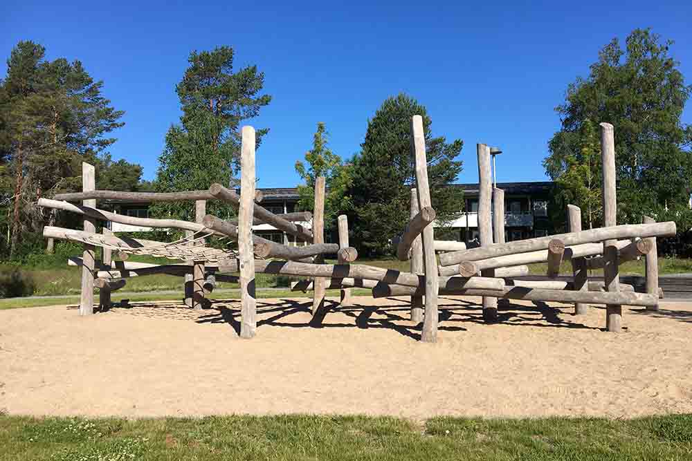 Kätterställning gjord av stockar som ligger omlott. Även klätternät