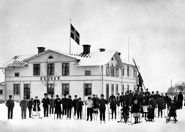 Människor samlade framför hus med namnet Hälsan.