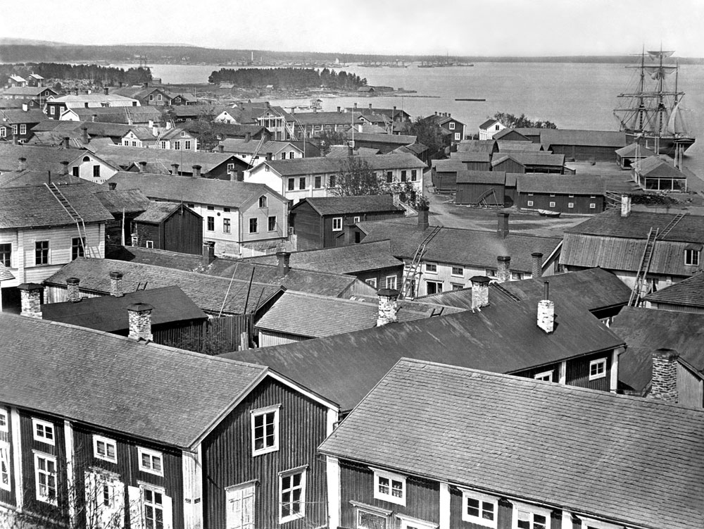 Vy från kyrktornet över stad med trähus.