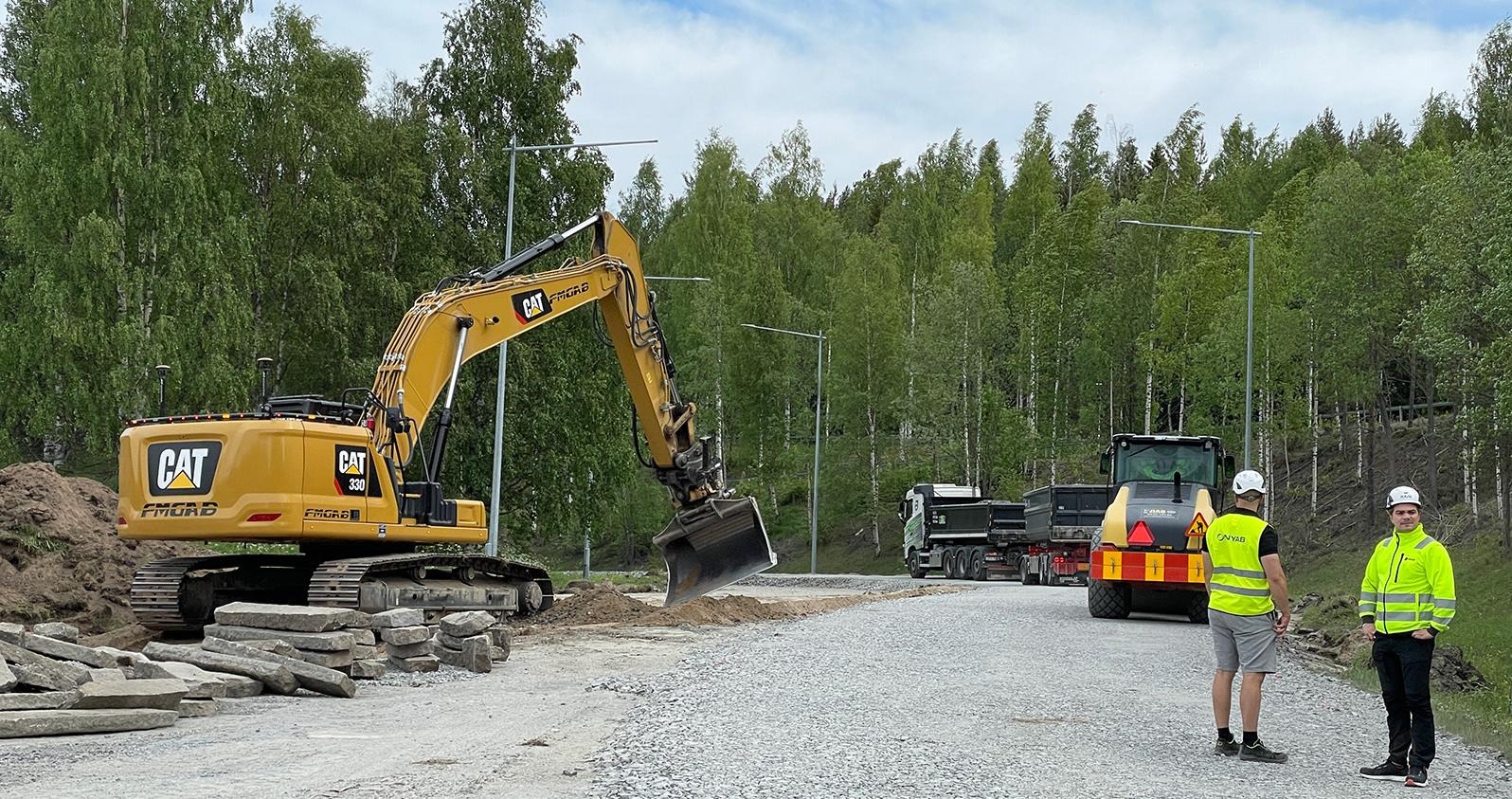 Maskinförarna Henrik Danielsson och Ted Klockare står framför en arbetsbil