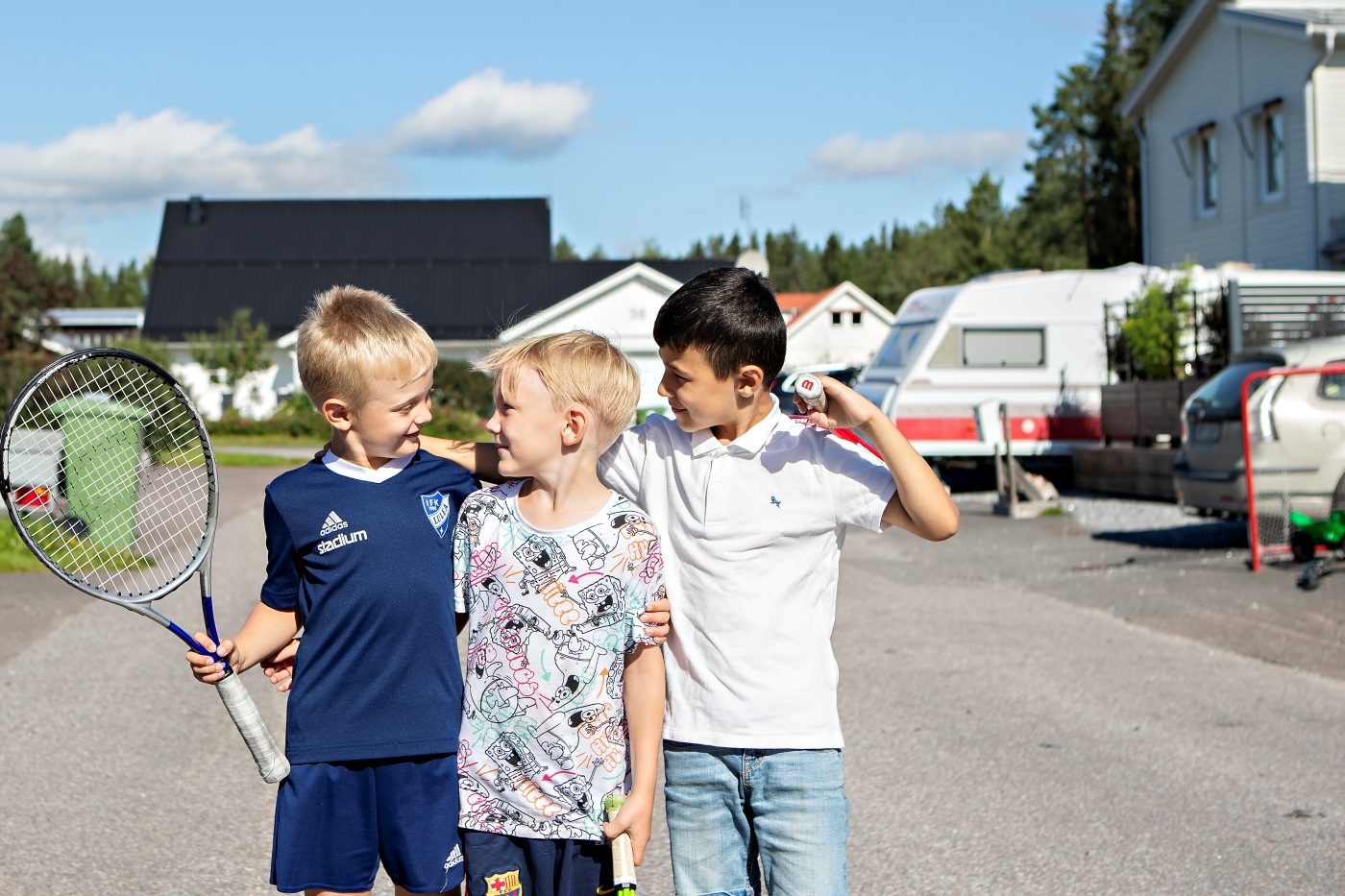 Bild på människor som går längs en gångväg i Luleå på vintern