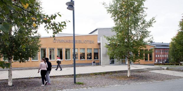 Exteriörbild på gymnasiebiblioteket i kvarteret Staren