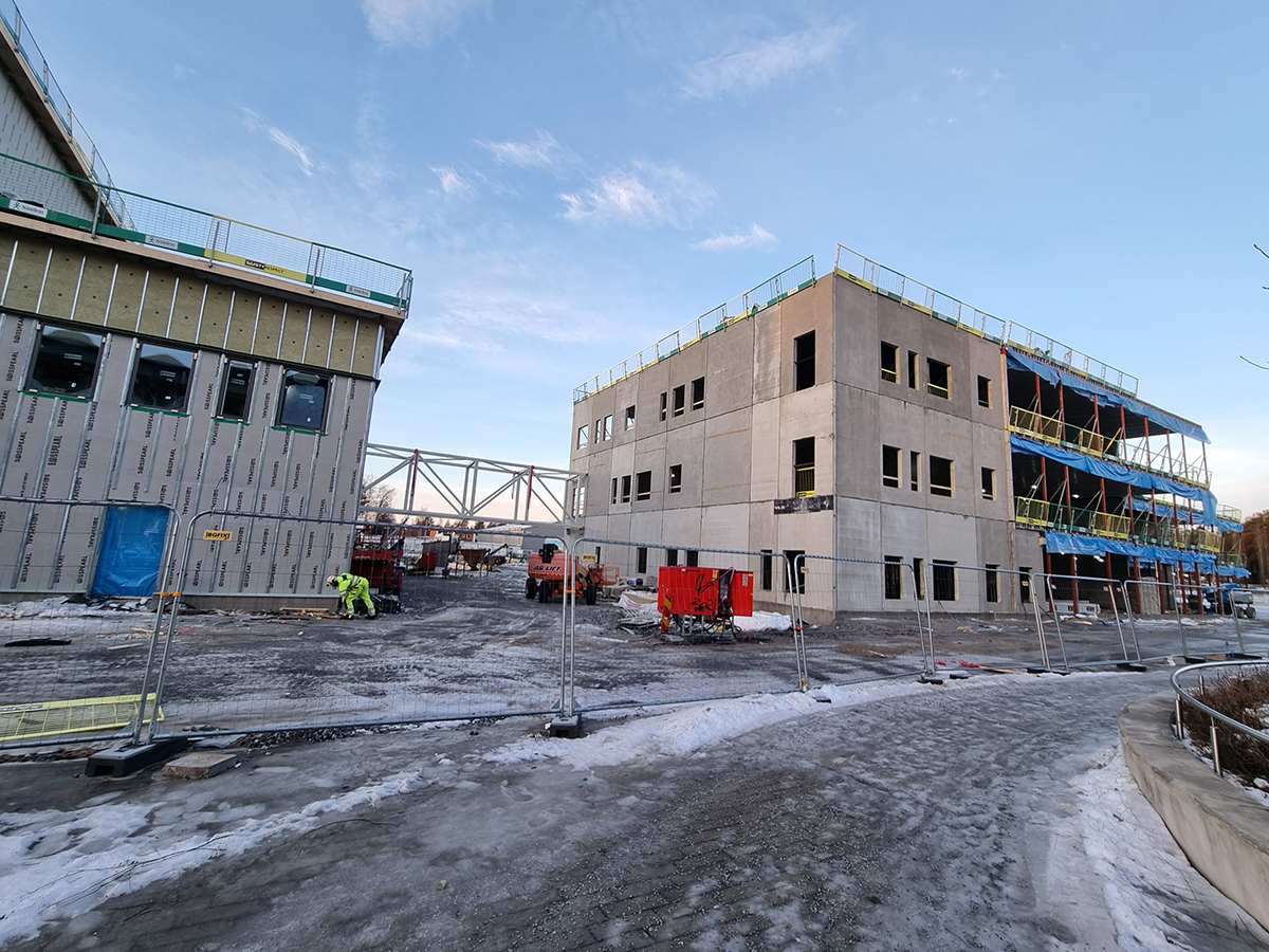 Skolan byggs i olika etapper. En byggnad är under uppbyggnad för andra är de första väggarna på väg upp