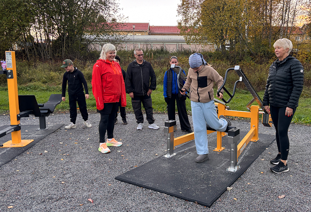 Infrastruktur och servicenämndens ordförande Ulrika Lundberg, i röd jacka, och infrastruktur och serviceförvaltningens direktör Heléne Wiklund Wårell peppar Tara som går i årskurs fem på Råneåskolan till att orka lite till.