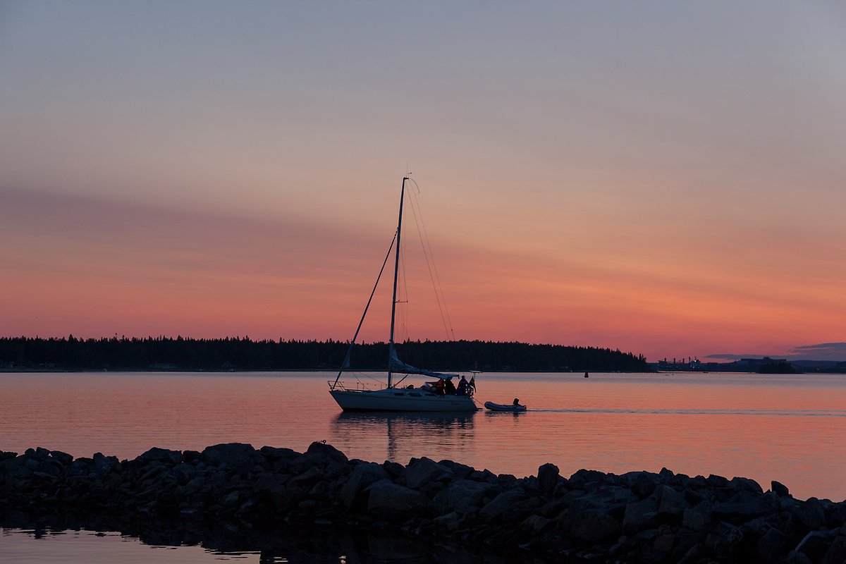 Svallvågor från båt med efterföljande vattenskotrar i Luleå skärgård