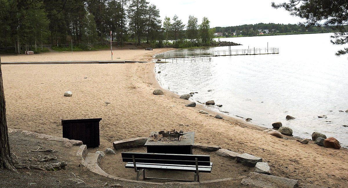 Bild på den stora sandstranden med en lång badbrygga